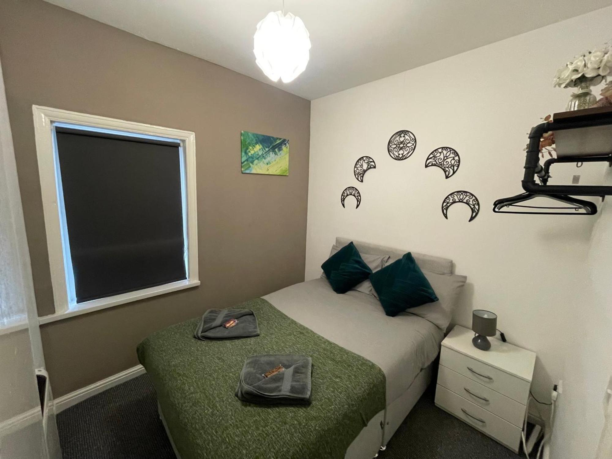 Bank Street 7 *